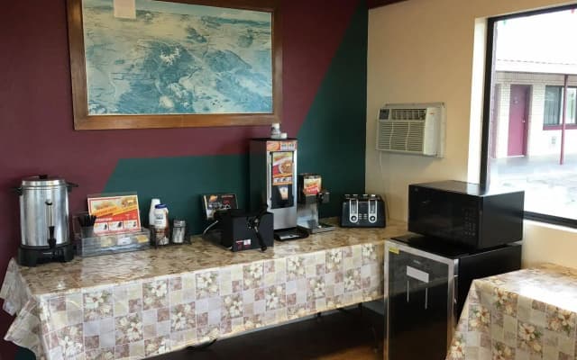 Regal Motel in Las Vegas, New Mexico - photo 1