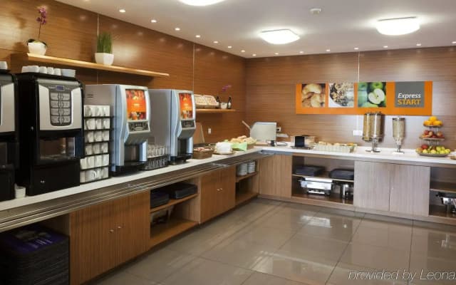 Holiday Inn Express Lisbon Airport by IHG - photo 1