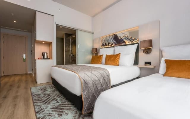 Leonardo Royal Hotel Barcelona Fira - photo 2