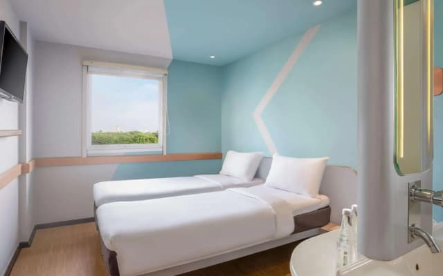 Hotel ibis budget Jakarta Airport - photo 1