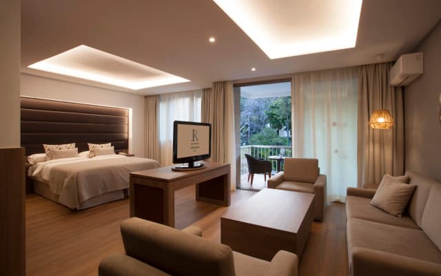 Hotel Colón Rambla - photo 1