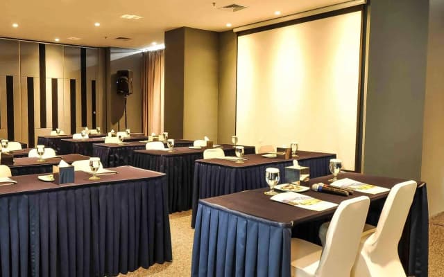 FM7 Resort Hotel - photo 2