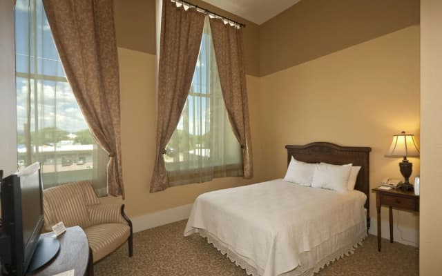 Historic Plaza Hotel - photo 2