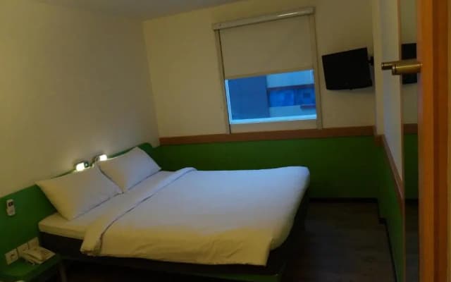 Hotel ibis budget Jakarta Airport - photo 4