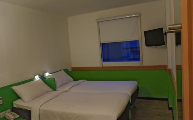 Hotel ibis budget Jakarta Airport - photo 4
