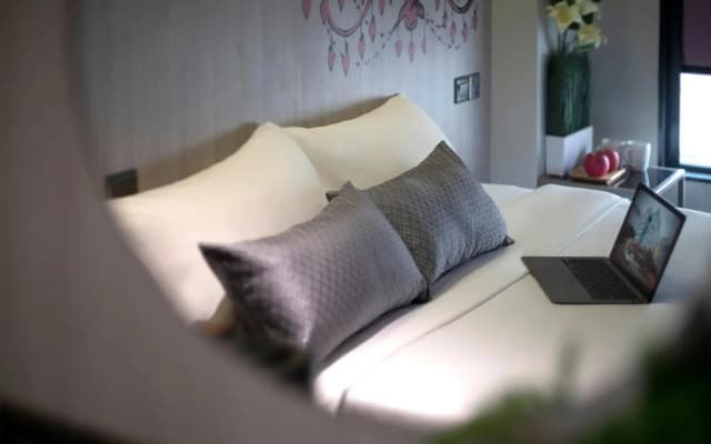 V Hotel Bencoolen - photo 5