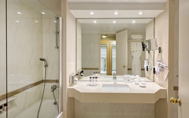 Divani Caravel Hotel - photo 2
