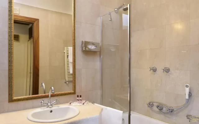 Amadeus Hotel - photo 2