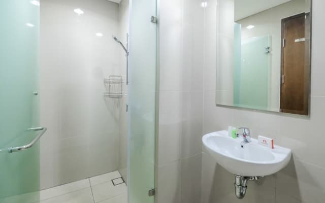 1BR Midtown Signature Apartment with Sofa Bed - photo 3