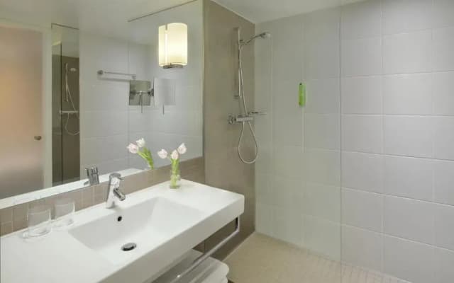 Mövenpick Hotel Amsterdam City Centre - photo 3
