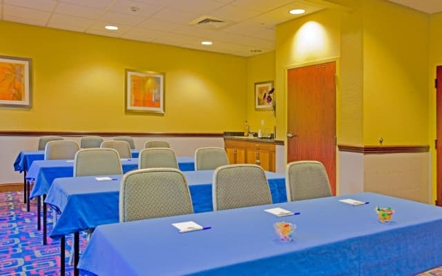 Holiday Inn Express & Suites Nearest Universal Orlando by IHG - photo 2
