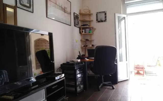 cosy rare 2 bedroom apartment around a private garden - photo 9