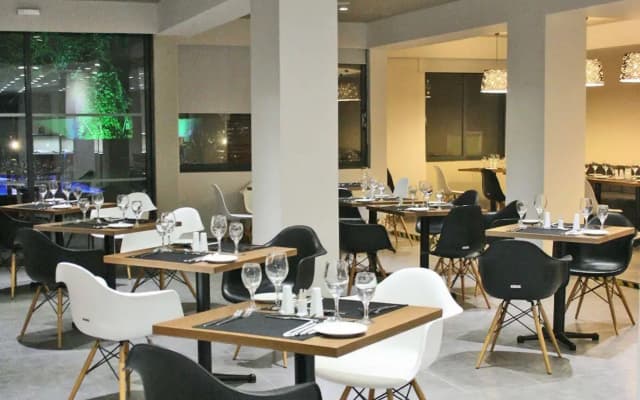 Amphitryon City Hotel - photo 3