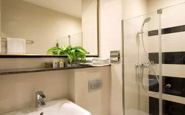 V Hotel Bencoolen - photo 6