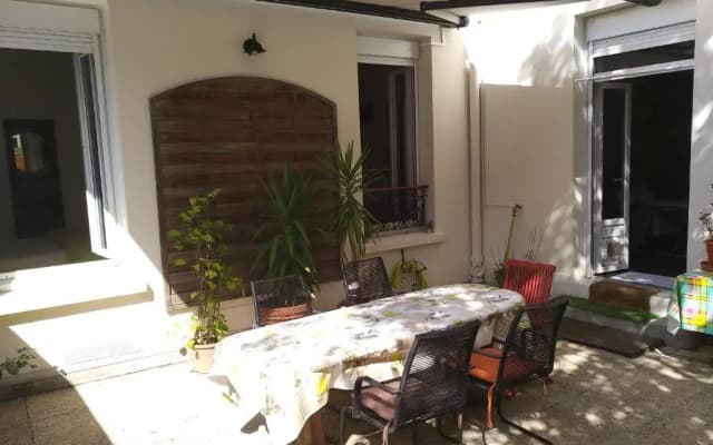 cosy rare 2 bedroom apartment around a private garden - photo 6