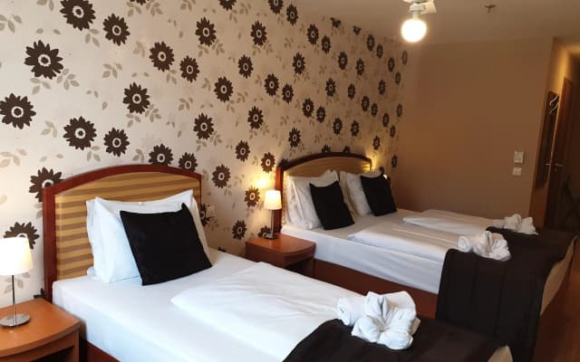 Six Inn Hotel - photo 3