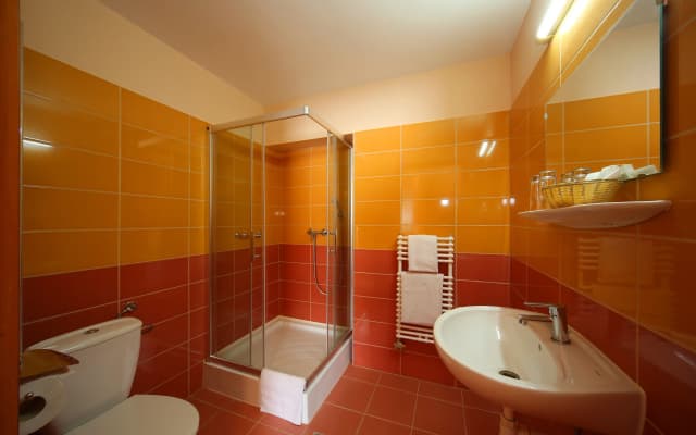Six Inn Hotel - photo 8