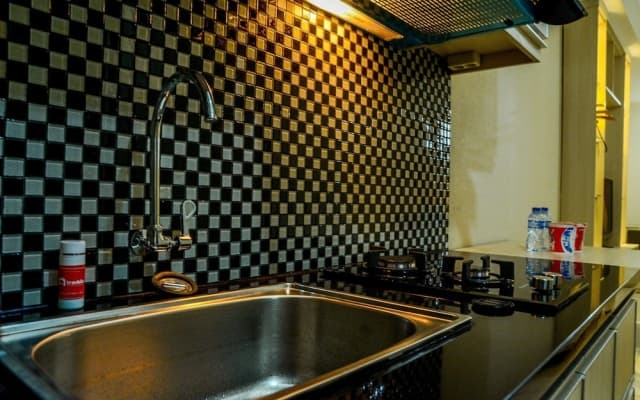 Modern Studio Grand Serpong Apartment By Travelio - photo 4