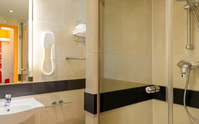 ibis Styles Paris La Defense Courbevoie - photo 3