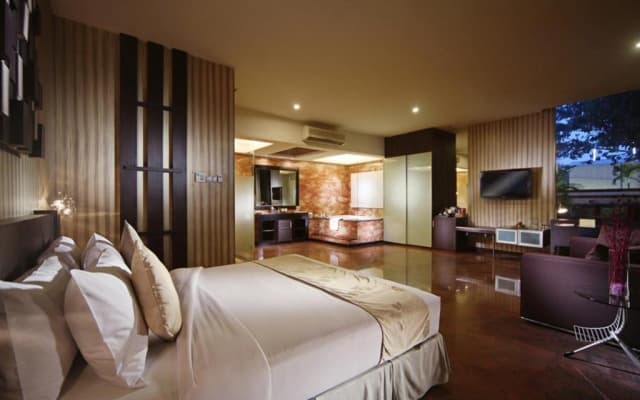 FM7 Resort Hotel - photo 2