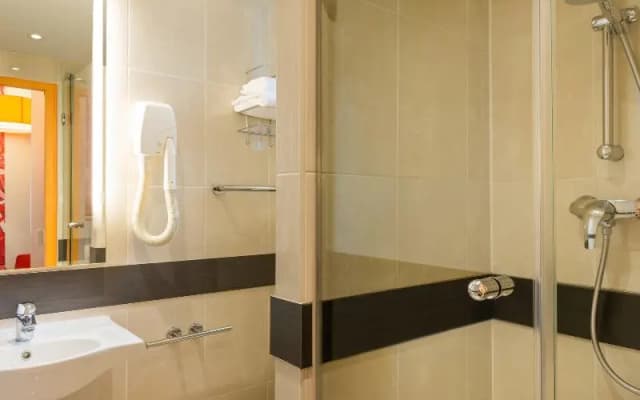 ibis Styles Paris La Defense Courbevoie - photo 3