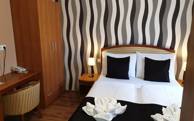 Six Inn Hotel - photo 4