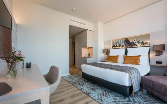 Leonardo Royal Hotel Barcelona Fira - photo 3