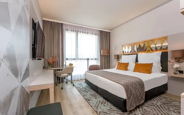 Leonardo Royal Hotel Barcelona Fira - photo 4