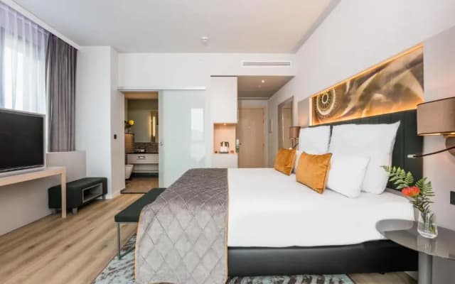 Leonardo Royal Hotel Barcelona Fira - photo 4