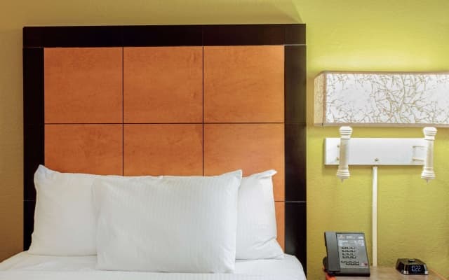 La Quinta Inn by Wyndham Orlando Airport West - photo 2