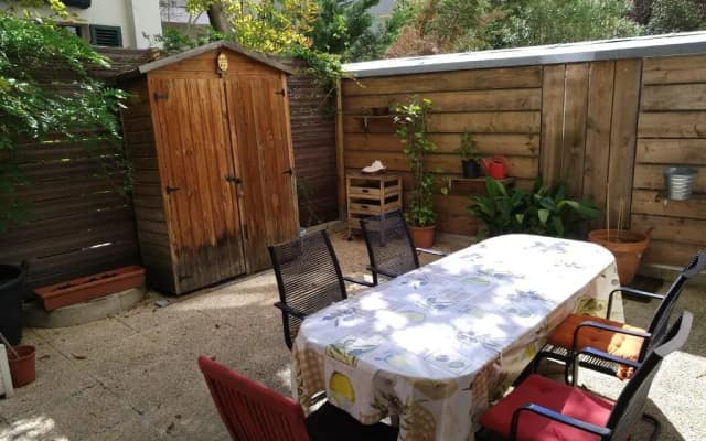 cosy rare 2 bedroom apartment around a private garden - photo 7