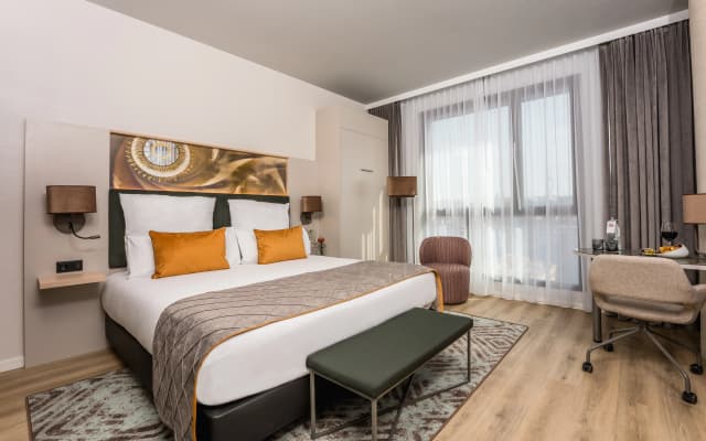 Leonardo Royal Hotel Barcelona Fira - photo 2