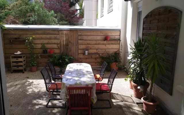 cosy rare 2 bedroom apartment around a private garden - photo 8