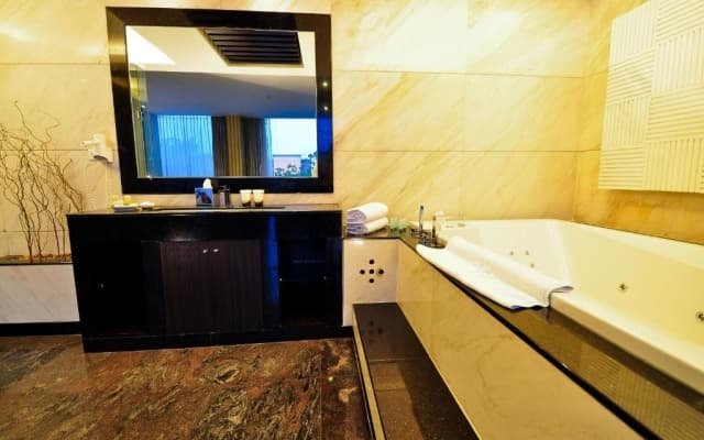 FM7 Resort Hotel - photo 8