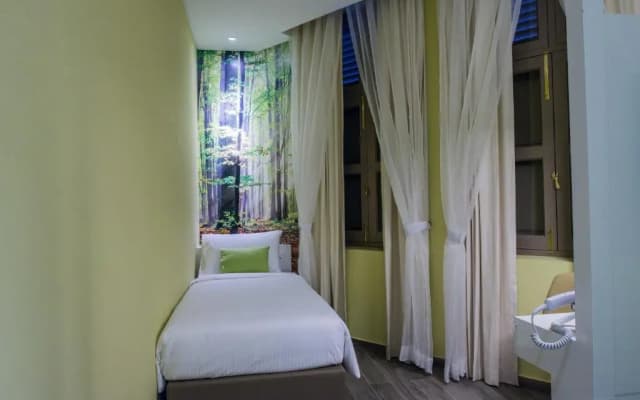 J8 Hotel - photo 1