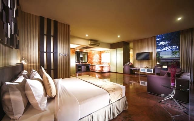 FM7 Resort Hotel - photo 4