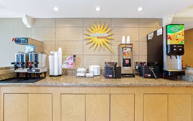 La Quinta Inn by Wyndham Orlando Airport West - photo 5