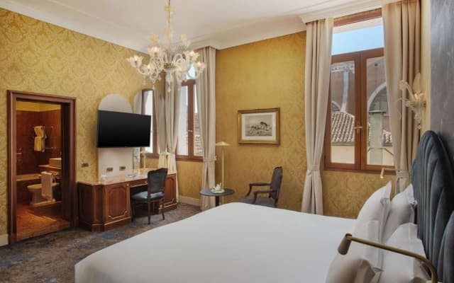 NH Venezia Santa Lucia Hotel - photo 1