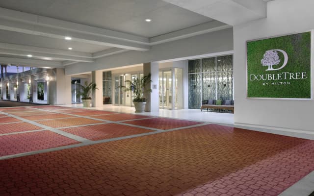 DoubleTree by Hilton at the Entrance to Universal Orlando - photo 1