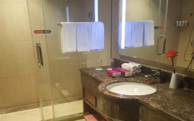 Crowne Plaza Madinah by IHG - photo 2