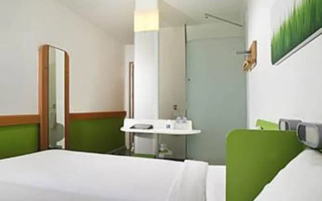 Hotel ibis budget Jakarta Airport - photo 2