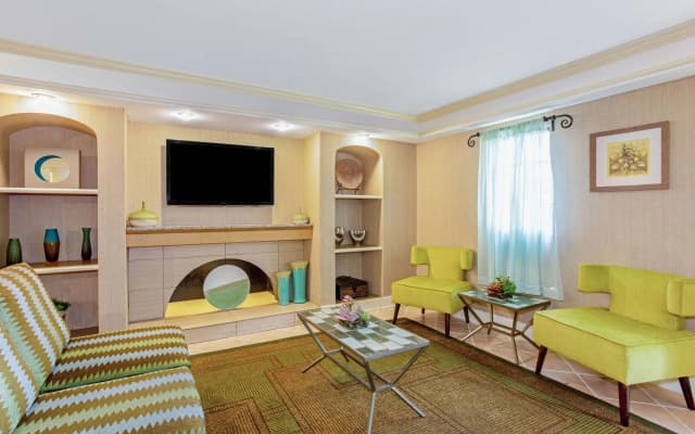 La Quinta Inn by Wyndham Orlando Airport West - photo 5