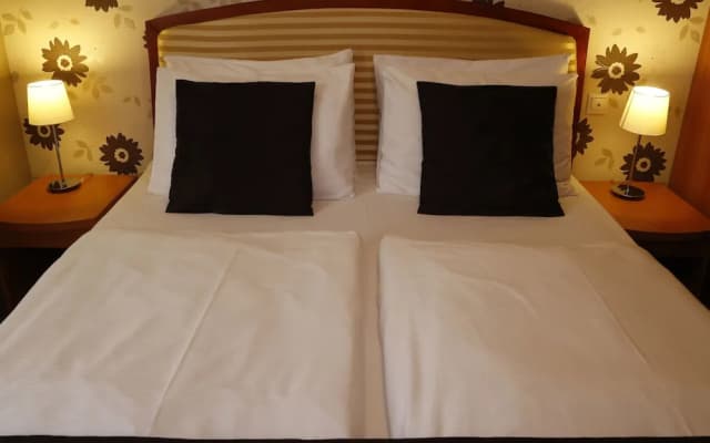Six Inn Hotel - photo 4