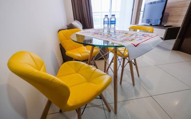 1BR Midtown Signature Apartment with Sofa Bed - photo 4