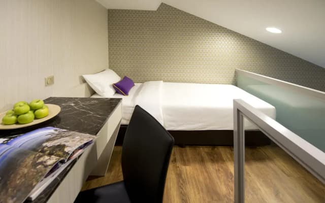 V Hotel Bencoolen - photo 3