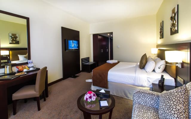 Landmark Summit Hotel - photo 2