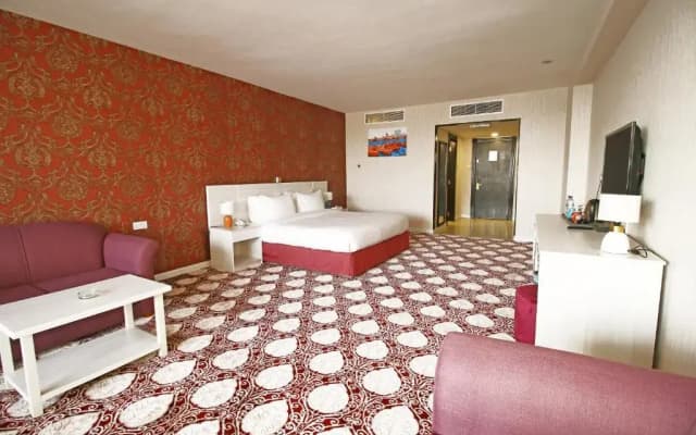 The George Hotel - photo 1