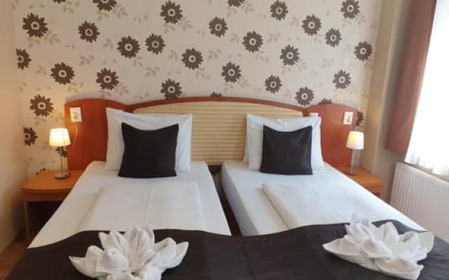 Six Inn Hotel - photo 1