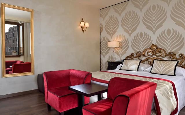 Amadeus Hotel - photo 2