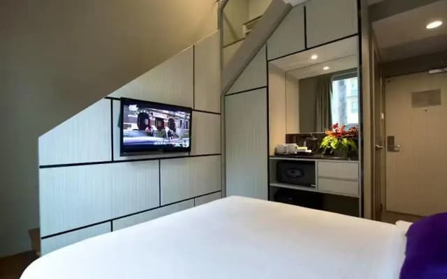 V Hotel Bencoolen - photo 4